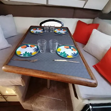 Sur Un Yacht Insolite Botel *