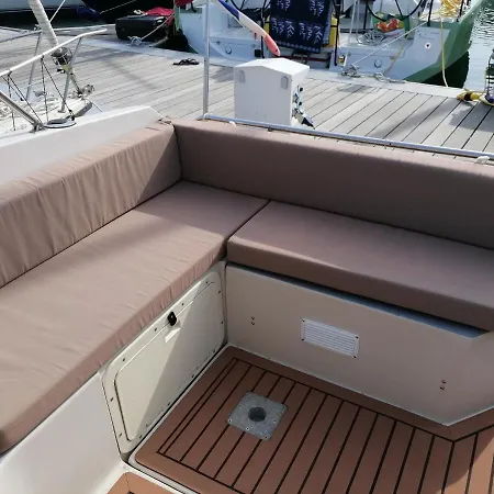 Sur Un Yacht Insolite