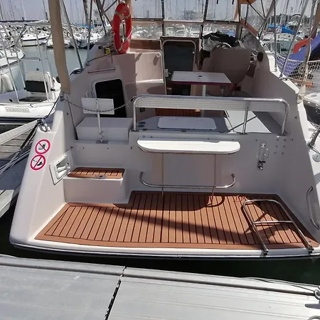 Sur Un Yacht Insolite * La Rochelle (Charente-Maritime)