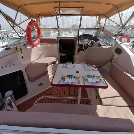 Sur Un Yacht Insolite Botel *