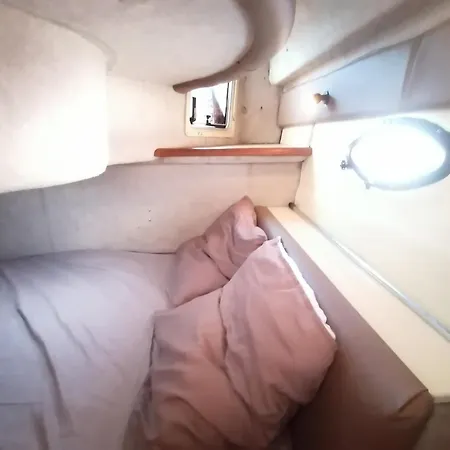 Botel Sur Un Yacht Insolite
