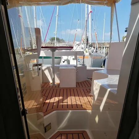 Sur Un Yacht Insolite *